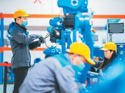 國產(chǎn)工業(yè)機器人“大顯身手” 機械手引領智造新浪潮